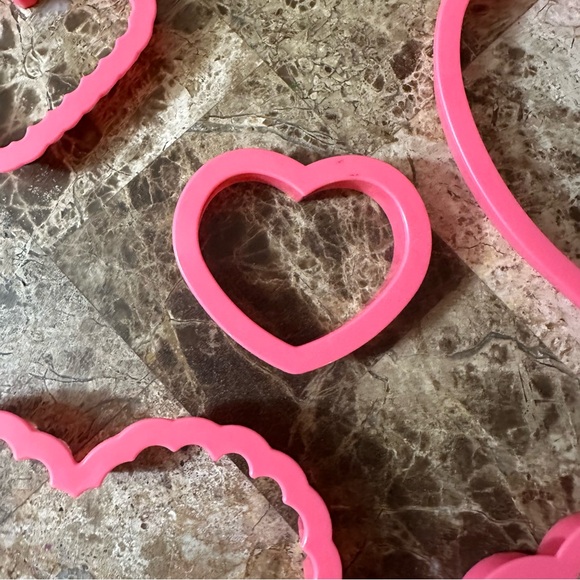 Valentine’s Day Heart Pink Plastic Cookie Cutters Set Of Five - Picture 4 of 8